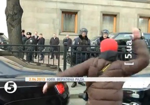 Милиция объявила в розыск троих человек, бросавших снежками в депутатов