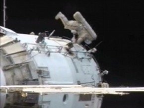 Астронавты МКС не смогли исправить положение платформы на перевернутом креплении
