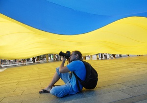 Фотогалерея: Одеяло для Майдана. В Киеве развернули самый большой флаг Украины