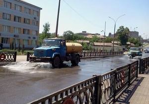 На дороги Енакиево к приезду Януковича вывели поливальные машины