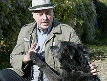Фанатик Гитлера обучил собаку нацисткому приветствию