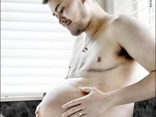 Первый беременный мужчина-транссексуал позирует за 4 недели до родов
