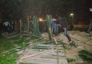 Недовольные действиями чиновников киевляне снесли забор вокруг стройки на Лесном массиве