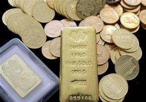 Мировые цены на золото начали снижаться