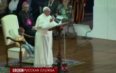 Во время выступления Папы Римского Франциска в его кресло забрался мальчик - видео