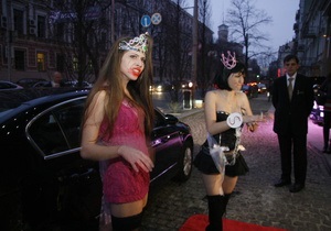 Активистки FEMEN устроили Лядскую дорожку у входа в пятизвездочную киевскую гостиницу
