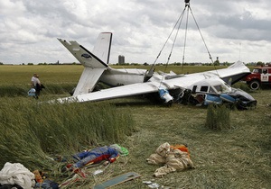 Фотогалерея: Аварийная посадка. Репортаж с места крушения самолета с парашютистами под Киевом