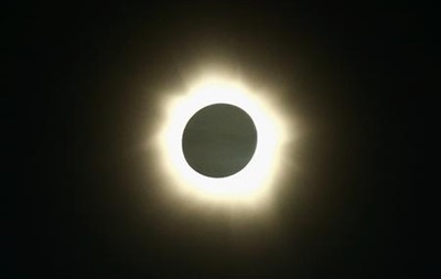 Триває рідкісне сонячне затемнення 