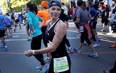 Памела Андерсон пробігла марафон у Нью-Йорку, зібравши $76 тисяч для на допомогу Гаїті