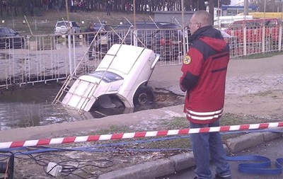 Волга угодила в яму: очередной автомобиль в Киеве провалился под асфальт