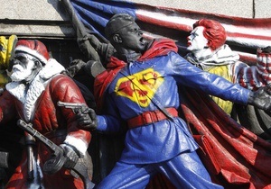 В Софии памятник красноармейцам разрисовали героями американских комиксов