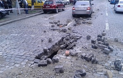 У центрі Києва через прорив труби розкидало бруківку, вулиця Прорізна перекрита