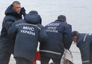 В Киеве спасатели МЧС вытащили из Русановского канала собаку