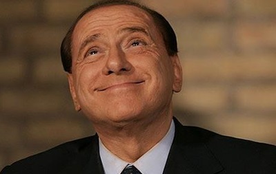 Берлусконі заявив, що не збирається їхати з Італії