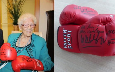 Брати Клички подарували своїй 106-річній фанатці боксерські рукавички