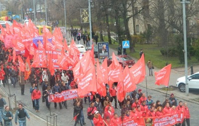 На Крещатике в Киеве проходит марш коммунистов в честь годовщины Октябрьской революции
