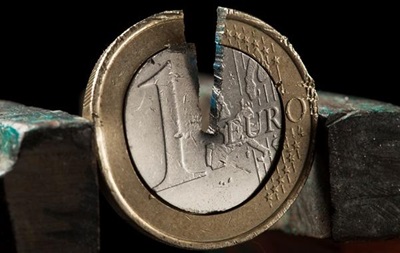 Курс валют: официальный евро стремительно теряет позиции