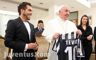 Гравець Ювентуса подарував Папі Римському іменну футболку