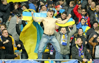 Сине-желтое море: Фанаты устроили сборной Украины яркую поддержку