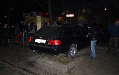 Новости Тернополя - В Тернополе автомобиль въехал в толпу людей на остановке. Три человека травмированы 