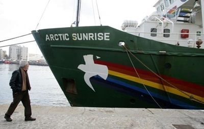 Російський суд відпустив під заставу десятьох іноземців із судна Arctic Sunrise