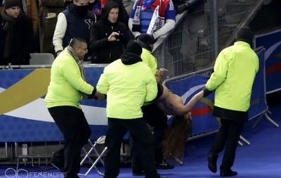 Активистки Femen пытались прервать матч Франция-Украина