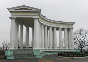 В Одессе неизвестные покрасили в зеленый цвет колоннаду Воронцовского дворца