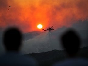 Афины в плотном дыму: пожарным не удается взять под контроль лесные пожары