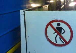 В киевском метро утром пассажир упал на рельсы
