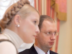 Яценюк предложил Тимошенко разработать антикризисный пакет-2