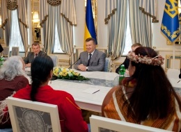 Янукович встретился с вождем индейского племени