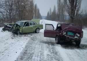 На Закарпатье в результате лобового столкновения легковых автомобилей погибли два человека