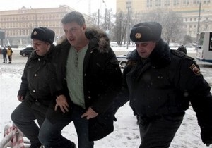 У СИЗО, где сидит Немцов, задержали около 20 его сторонников