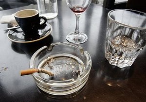 СМИ: В Киеве запретят курить в кафе