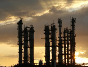 Украинские НПЗ сократили переработку нефти на треть