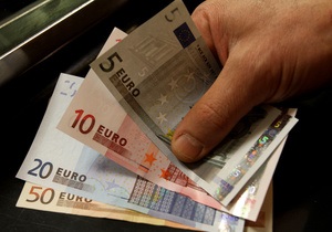 Евро существенно подешевел на межбанке