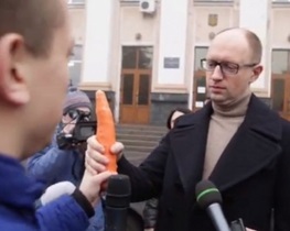 Дурнев подарил Яценюку морковку