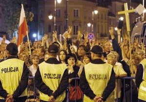 В Варшаве прошел  многотысячный митинг за перенос креста, установленного в память о гибели Качиньского