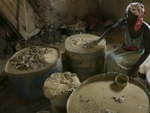 Население Гаити от голода ест грязь