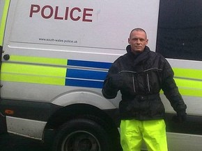 Британский вор прислал в газету свое фото на фоне полицейской машины