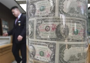 Доллар на межбанке не намерен откатываться от максимальных значений к гривне