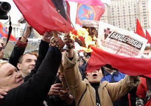 ВО Свобода провела в Ивано-Франковске акцию протеста против использования красных флагов
