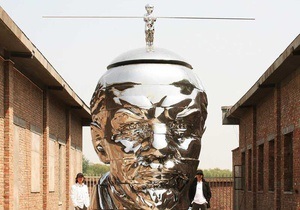 Скульпторы поставили на голову Ленину обнаженного Мао Цзэдуна