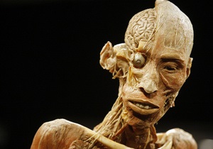 Немецкий художник намерен продавать мумифицированные трупы через интернет
