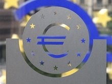 Евро упал по отношению к доллару до годового минимума