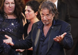 Аль Пачино явился за призом Венецианского кинофестиваля в рубашке с оторванными пуговицами