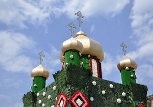 Для украшения декоративного храма и писанок в Харькове использовали свыше 40 тысяч живых цветов