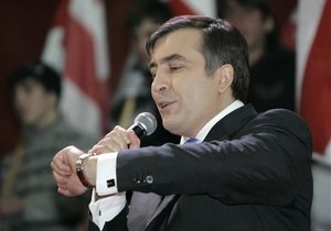 Кортеж Саакашвили забросали камнями