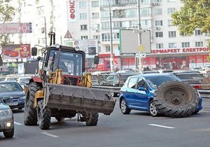 В Киеве колесо трактора на ходу упало на легковой автомобиль