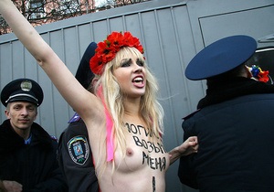 Активистка Femen сообщила, что перед депортацией из Туниса ее допрашивали 4 часа